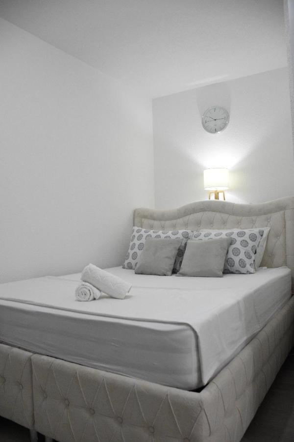 מוסטר The White Apartment מראה חיצוני תמונה